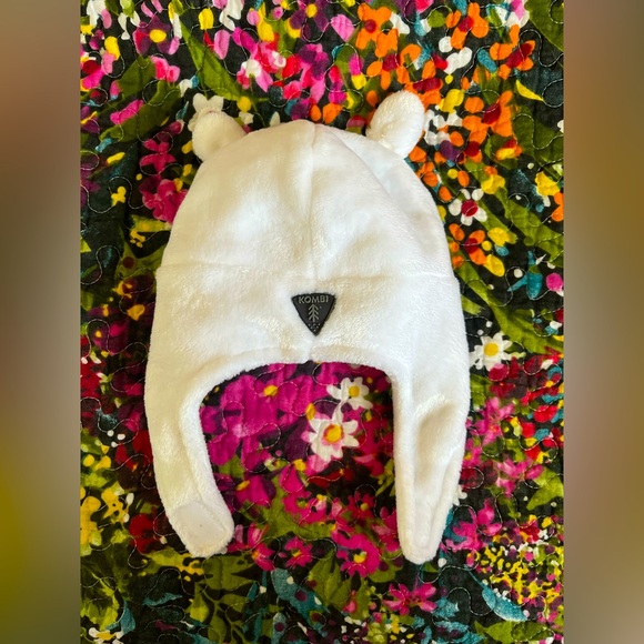 Kombi Baby White Fleece Teddy Hat with Velcro Strap - Picture 1 of 4